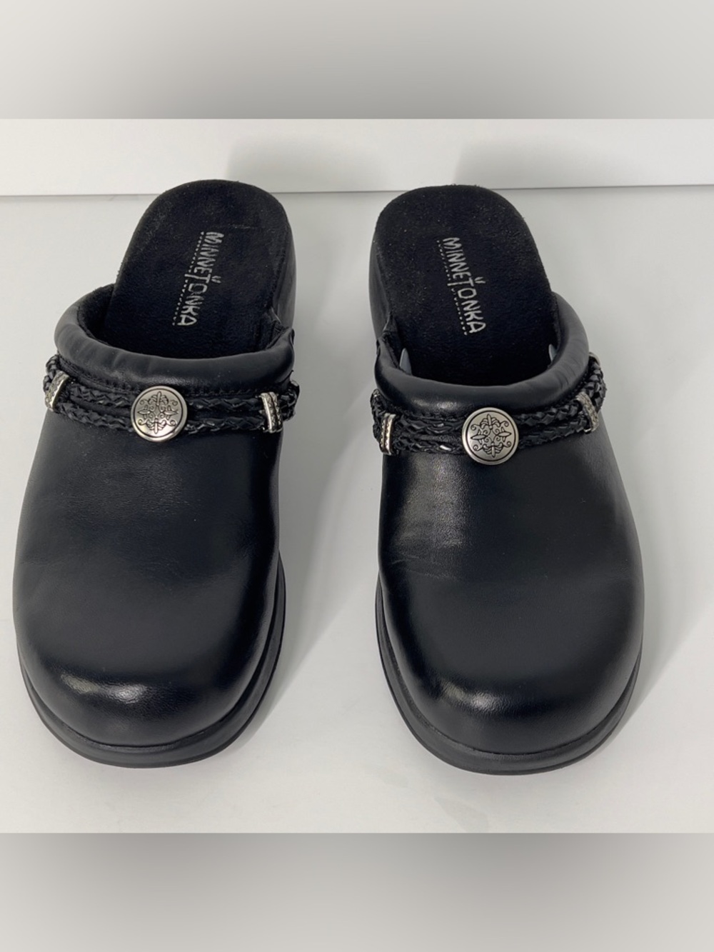 MINNETONKA Women’s Size 8.5 Black slip on ClogsSilver Detail